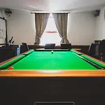 The Kings Arms شاب